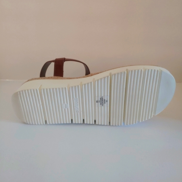 NWT Unisa Vegan Leather Strappy Sandals Women's Size 9 - Picture 4 of 6